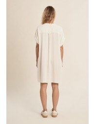 Vestido de manga corta, detalle hebillas.