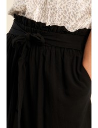 Pantalón de mujer largo, con lazada y pliegues.