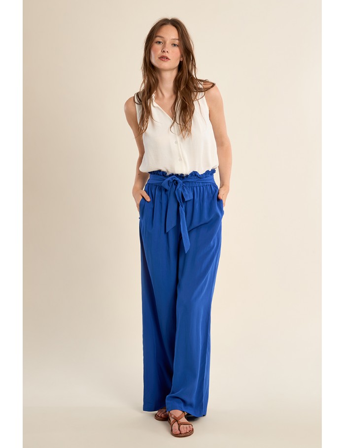 Pantalón de mujer largo, con lazada y pliegues.