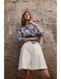 Short de mujer corto, detalle pliegues.