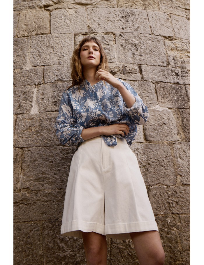 Short de mujer corto, detalle pliegues.