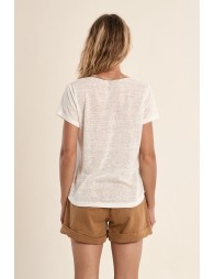 Camiseta de mujer de manga corta, con detalle en el escote.