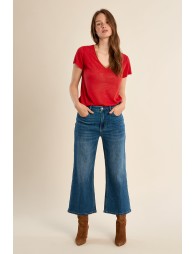 Camiseta de mujer de manga corta, con detalle en el escote.