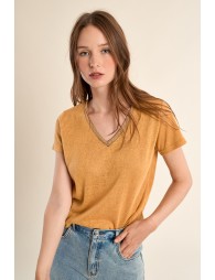 Camiseta de mujer de manga corta, con detalle en el escote.