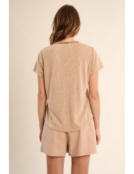 Camiseta de mujer de manga corta, con detalle en el escote.