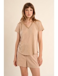 Camiseta de mujer de manga corta, con detalle en el escote.