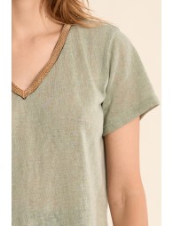 Camiseta de mujer de manga corta, con detalle en el escote.