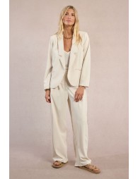 Blazer de mujer de manga 3/4, cuello y solapa.