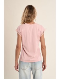Camiseta de mujer de manga corta, con detalles bordados.