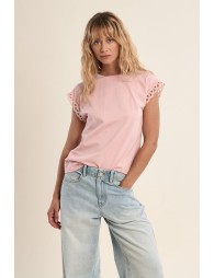 Camiseta de mujer de manga corta, con detalles bordados.