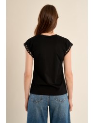 Camiseta de mujer de manga corta, con detalles bordados.