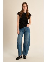 Camiseta de mujer de manga corta, con detalles bordados.