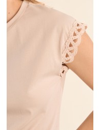 Camiseta de mujer de manga corta, con detalles bordados.