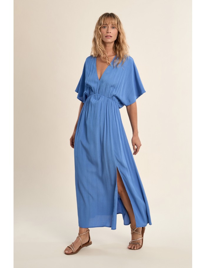 Vestido largo, de manga corta, con estampado.