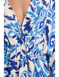 Vestido corto, de media manga, con estampado.