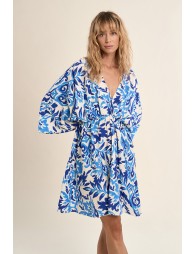 Vestido corto, de media manga, con estampado.