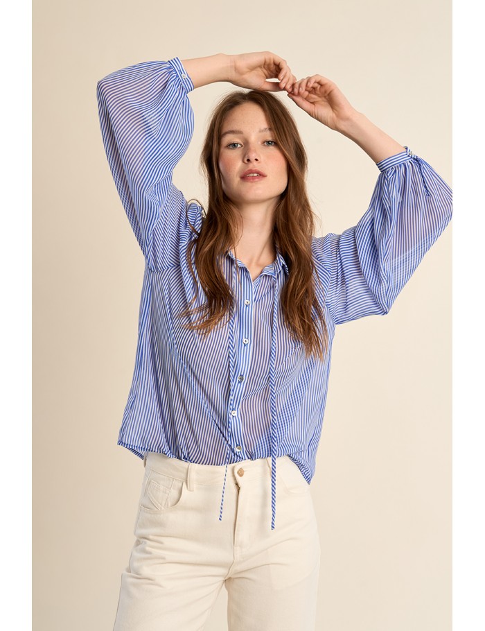 Large chemise rayée, en semi-transparence