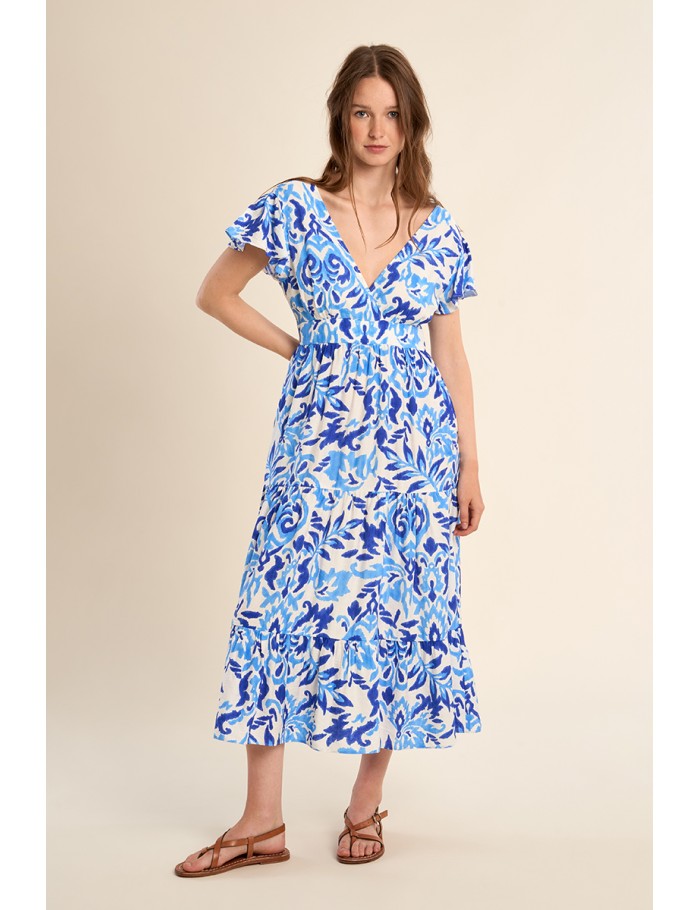 Vestido largo, con estampado y volantes.