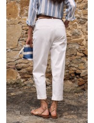 Pantalón de mujer tobillero, corte pitillo.