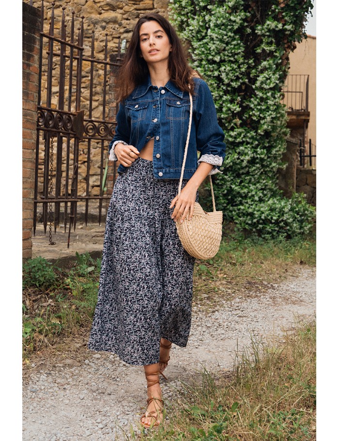 Falda larga, con estampado y pliegues.