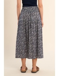 Falda larga, con estampado y pliegues.