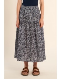 Falda larga, con estampado y pliegues.