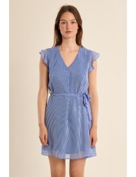 Vestido corto, con estampado y volantes.