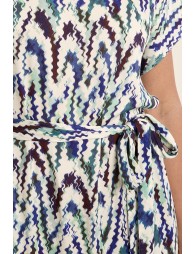 Vestido de manga corta, con estampado y lazada.