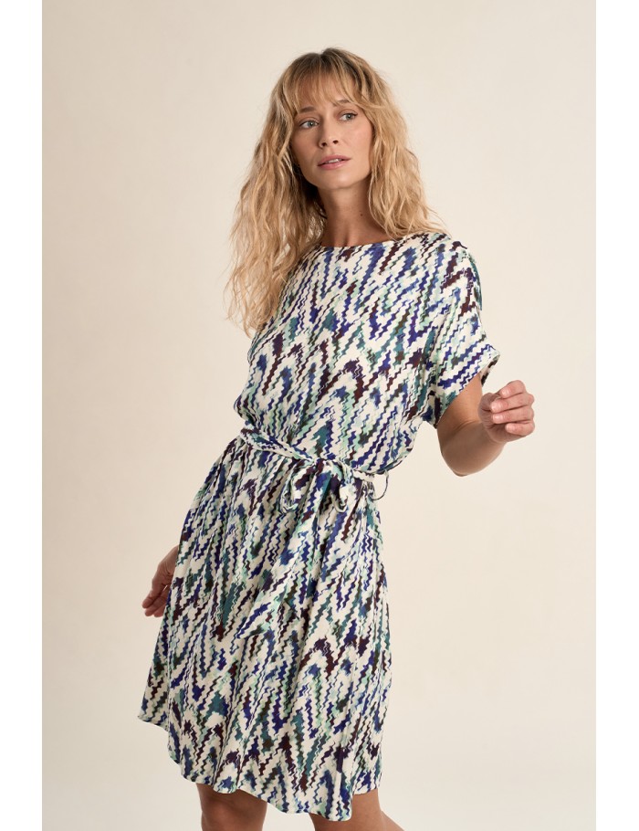 Vestido de manga corta, con estampado y lazada.