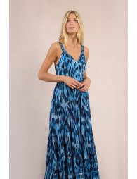 Vestido largo, de tirantes, con estampado y volantes.