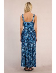 Vestido largo, de tirantes, con estampado y volantes.