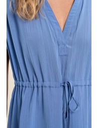 Vestido de manga corta, detalle lazada.