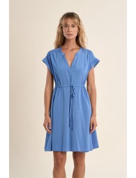 Vestido de manga corta, detalle lazada.