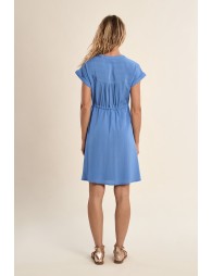 Vestido de manga corta, detalle lazada.