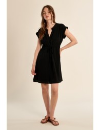 Vestido de manga corta, detalle lazada.