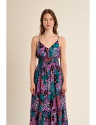 Vestido largo, con estampado y volantes.