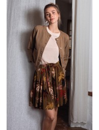 Falda corta, plisada, con estampado.