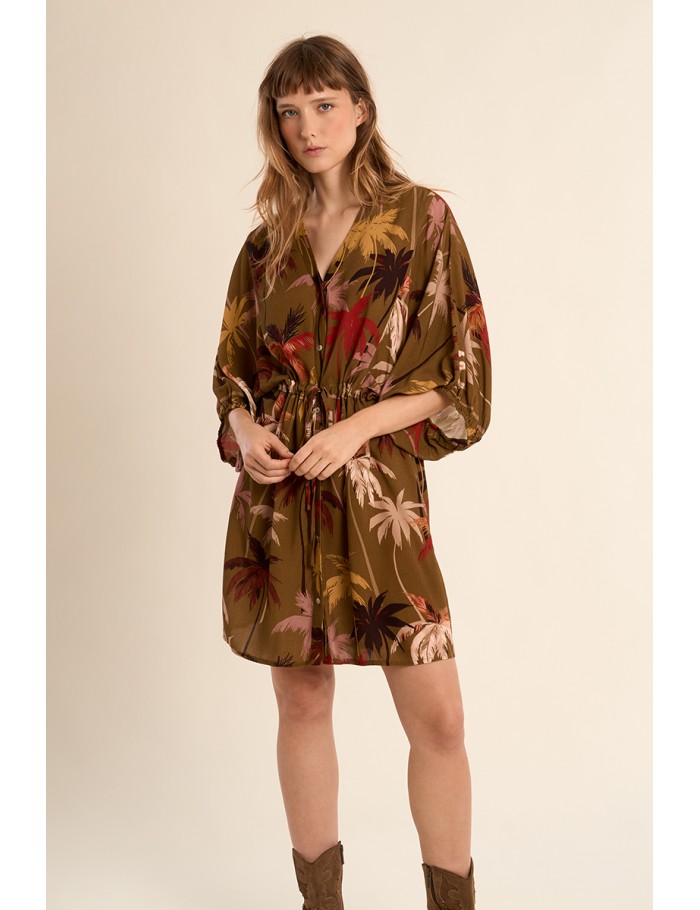 Vestido corto, con estampado y lazada.