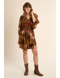 Vestido corto, con estampado y lazada.