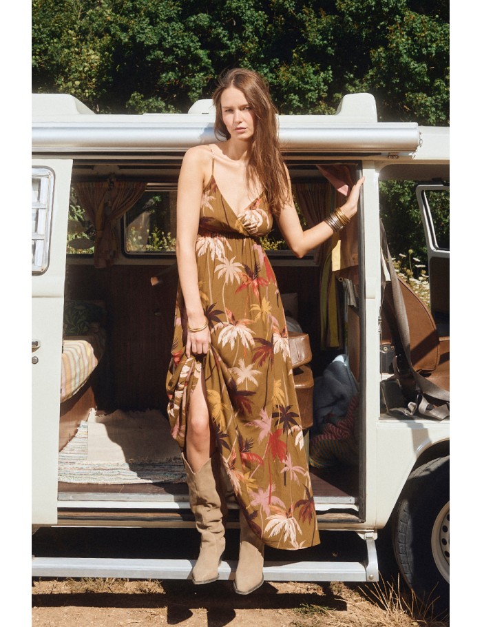 Vestido largo, de tirantes, con estampado.