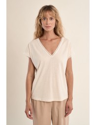 T-shirt à col V, détail dentelle