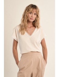 V-neck T-shirt, lace detail