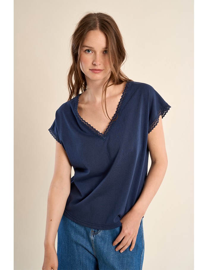 V-neck T-shirt, lace detail
