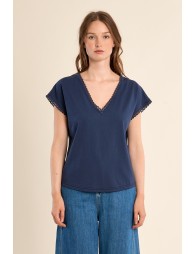 V-neck T-shirt, lace detail