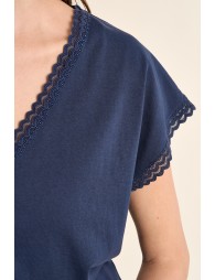 T-shirt à col V, détail dentelle
