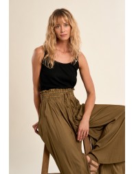 Top de mujer de tirantes, detalle botón.