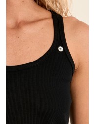 Top de mujer de tirantes, detalle botón.