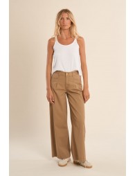 Top de mujer de tirantes, detalle botón.