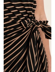 Vestido largo, de manga corta, con estampado y lazada.