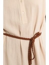 Vestido corto, de manga sisa, detalle cinturón.